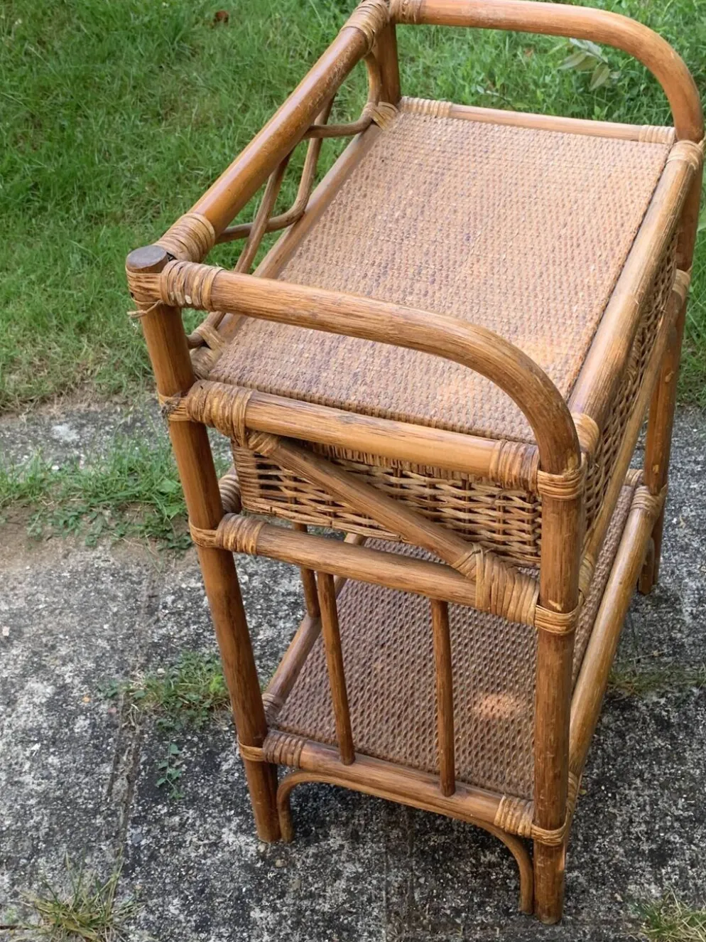 Etagère, meuble d'appoint, chevet en bambou et rotin vintage