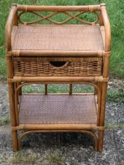 Etagère, meuble d'appoint, chevet en bambou et rotin vintage