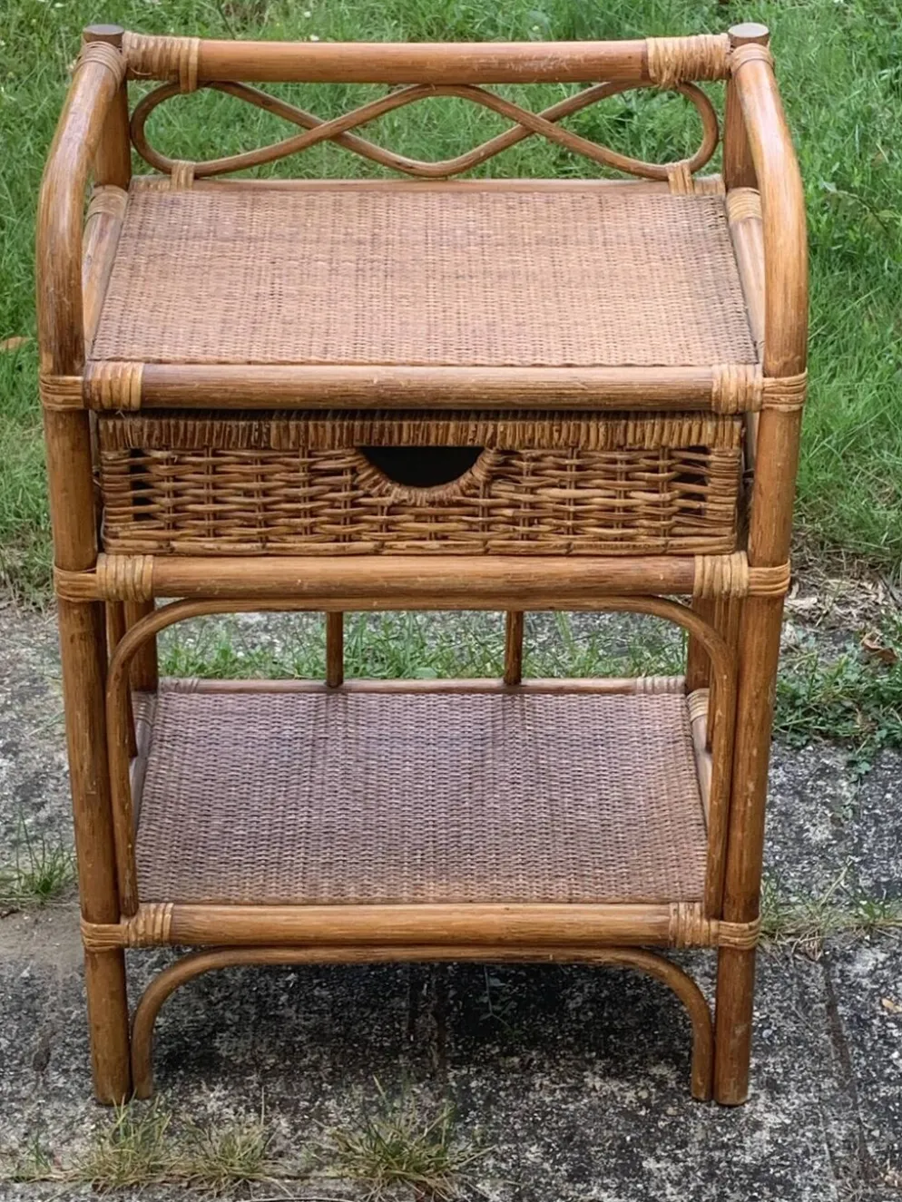 Etagère, meuble d'appoint, chevet en bambou et rotin vintage