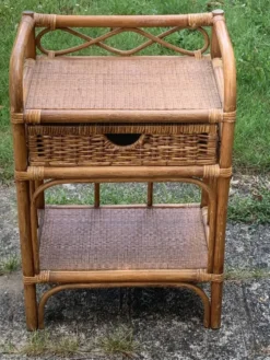 Etagère, meuble d'appoint, chevet en bambou et rotin vintage