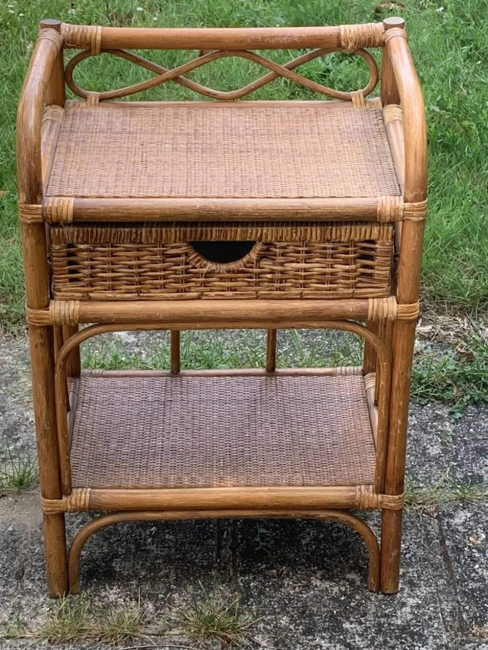 Etagère, meuble d'appoint, chevet en bambou et rotin vintage
