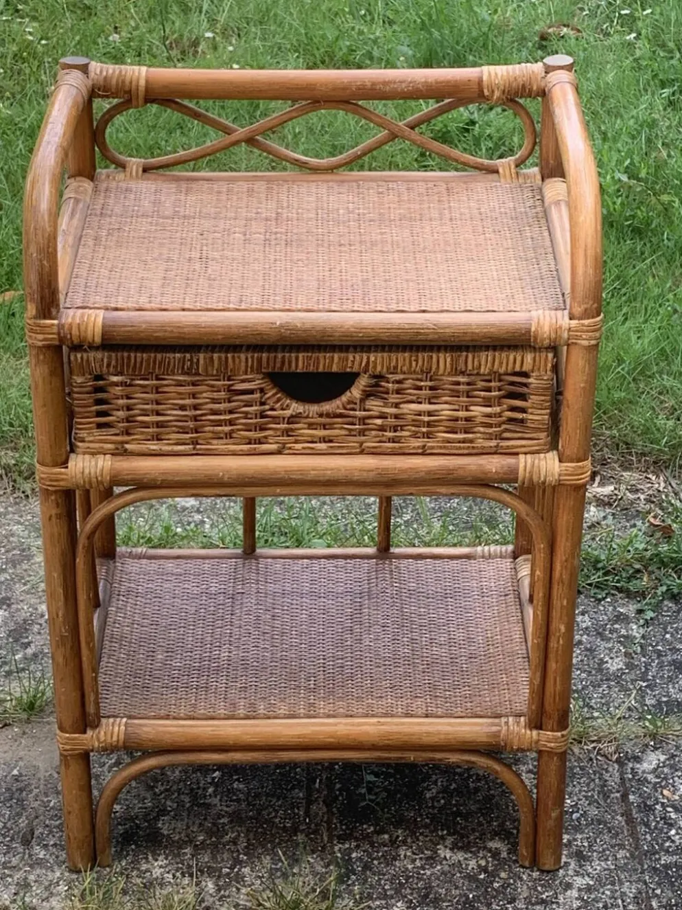 Etagère, meuble d'appoint, chevet en bambou et rotin vintage