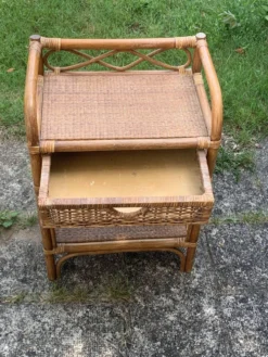 Etagère, meuble d'appoint, chevet en bambou et rotin vintage