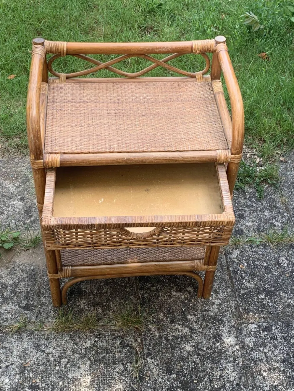 Etagère, meuble d'appoint, chevet en bambou et rotin vintage