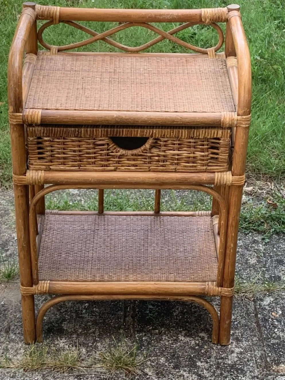 Etagère, meuble d'appoint, chevet en bambou et rotin vintage