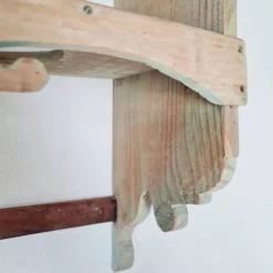 Etagère murale ancienne en bois brut - vert patiné
