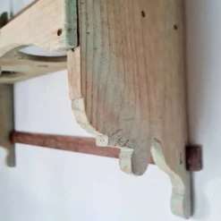 Etagère murale ancienne en bois brut - vert patiné