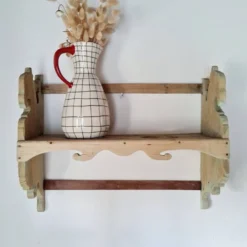 Etagère murale ancienne en bois brut - vert patiné