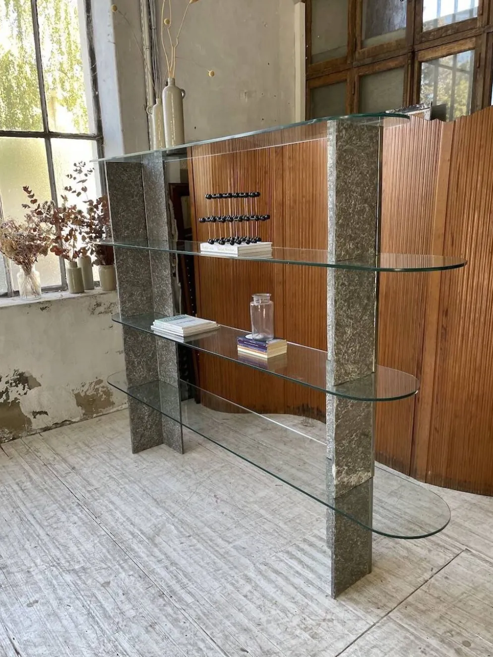 Etagère sculpture pierre et verre Roche Bobois années 70