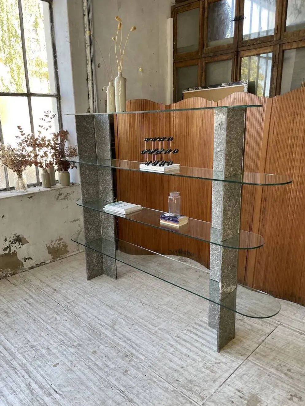 Etagère sculpture pierre et verre Roche Bobois années 70