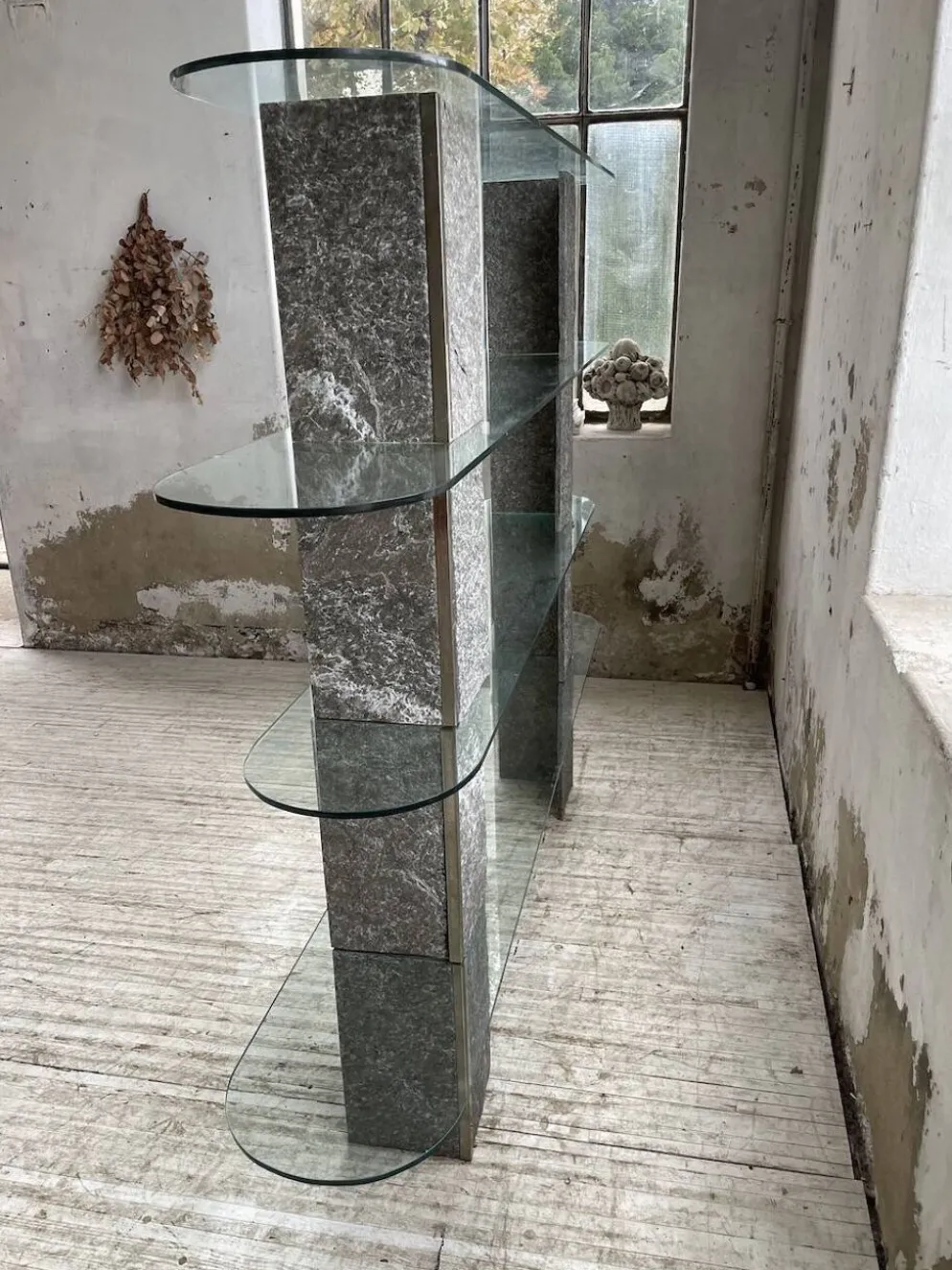 Etagère sculpture pierre et verre Roche Bobois années 70
