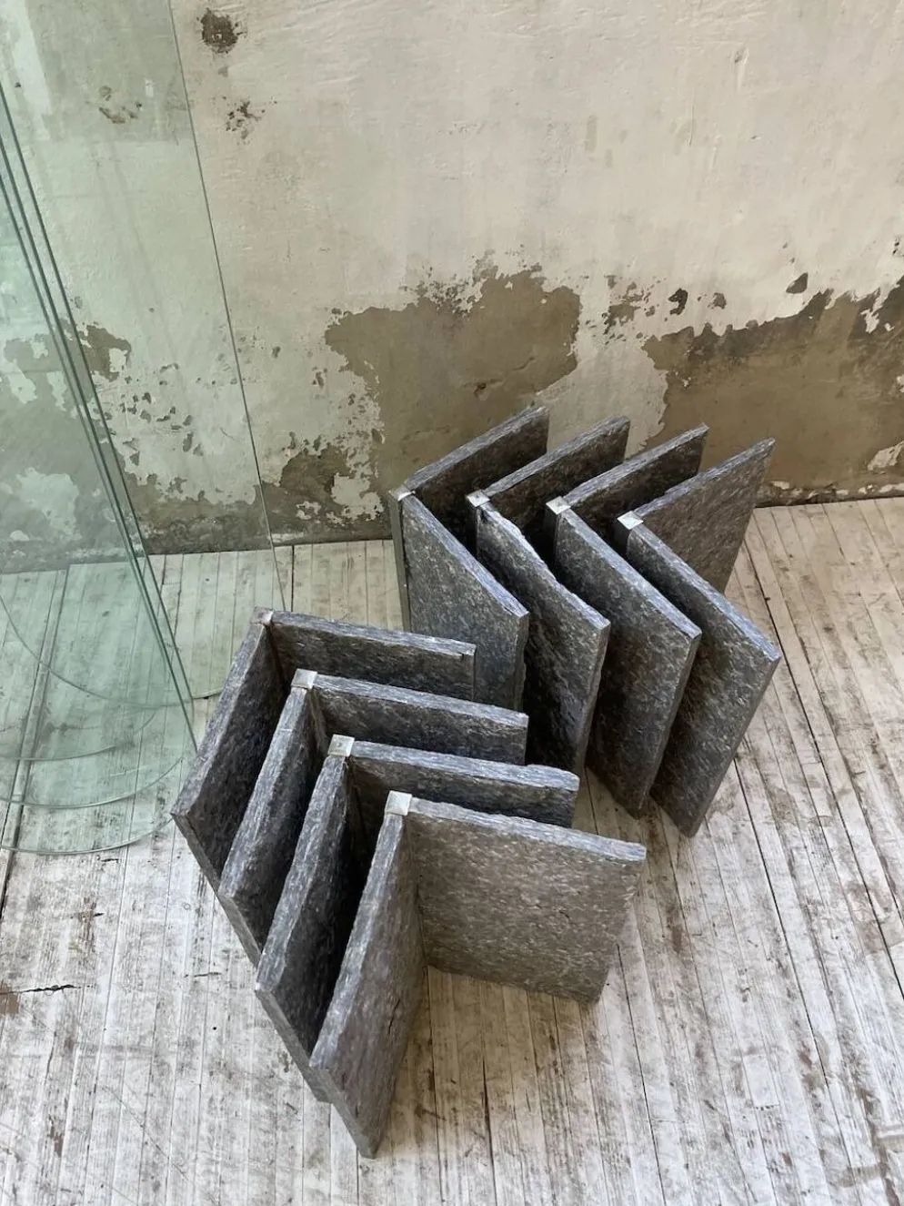 Etagère sculpture pierre et verre Roche Bobois années 70