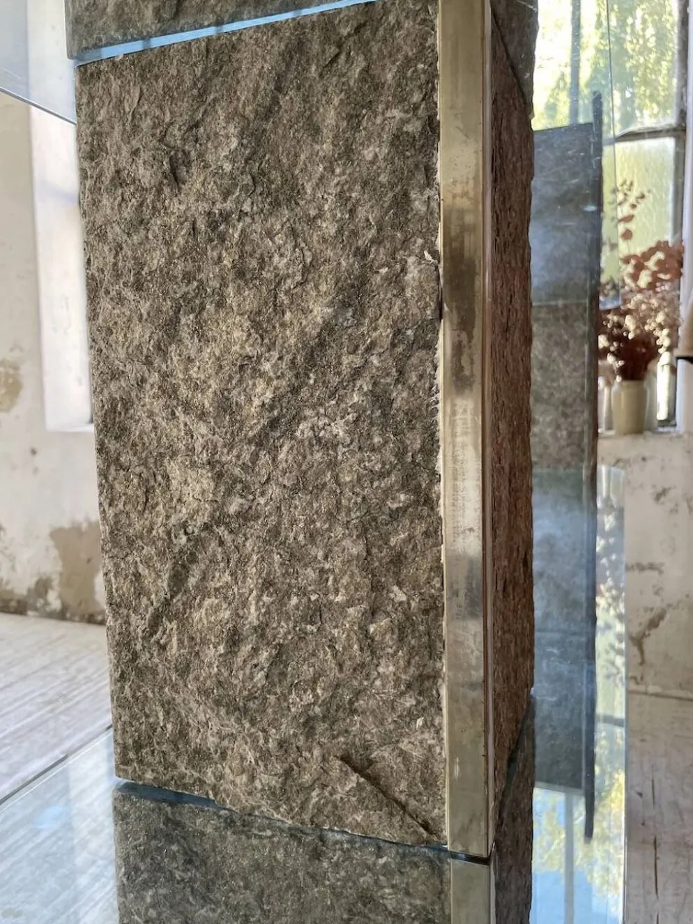 Etagère sculpture pierre et verre Roche Bobois années 70