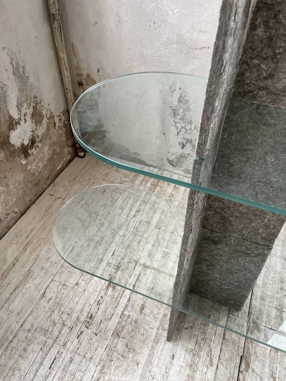 Etagère sculpture pierre et verre Roche Bobois années 70