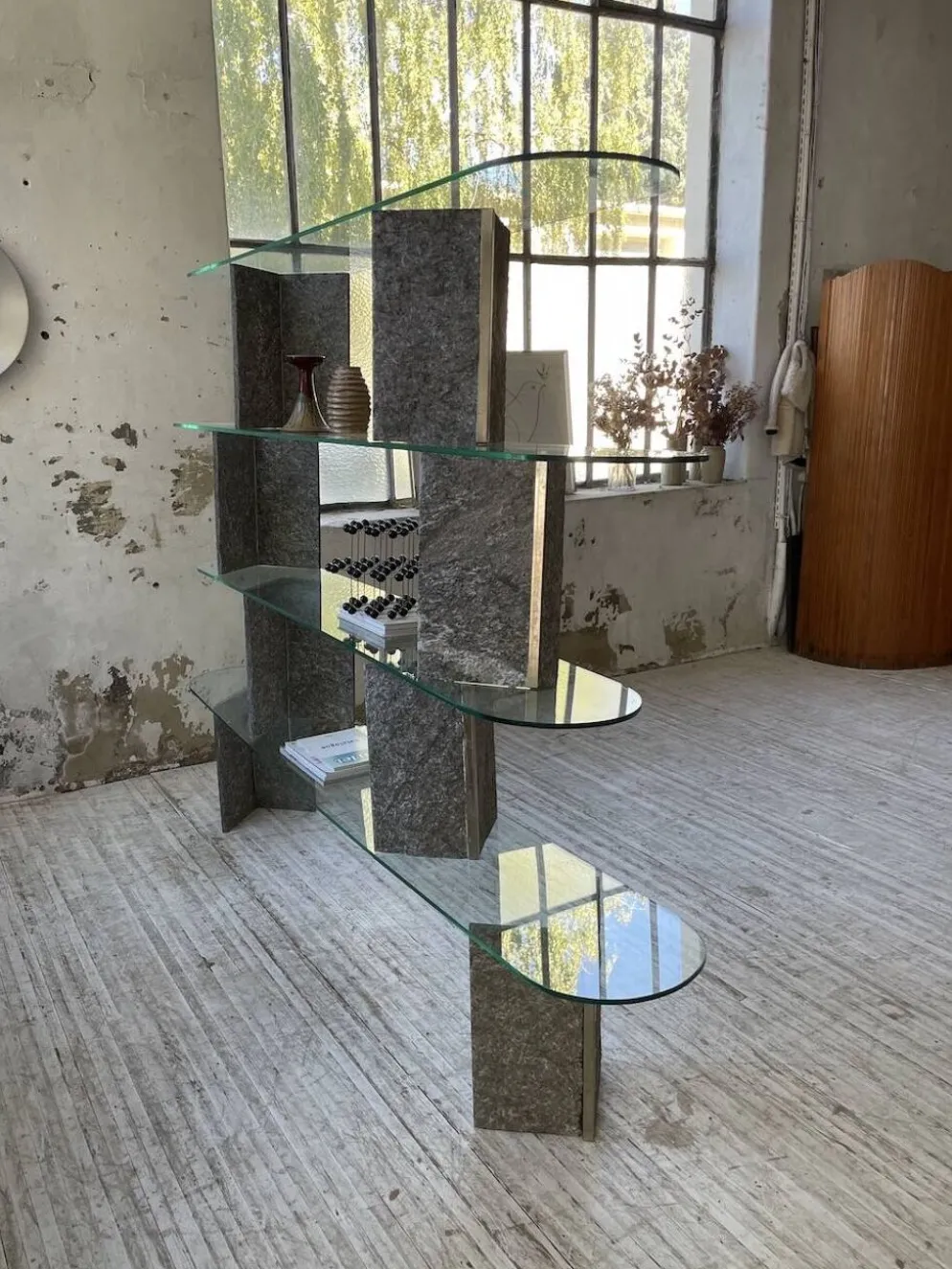 Etagère sculpture pierre et verre Roche Bobois années 70