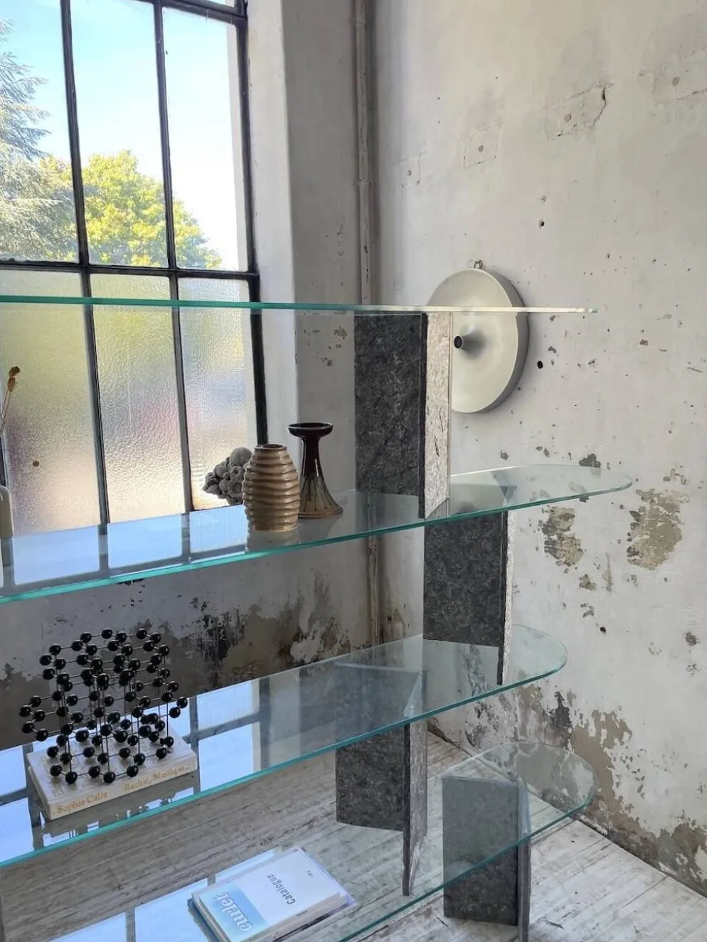 Etagère sculpture pierre et verre Roche Bobois années 70