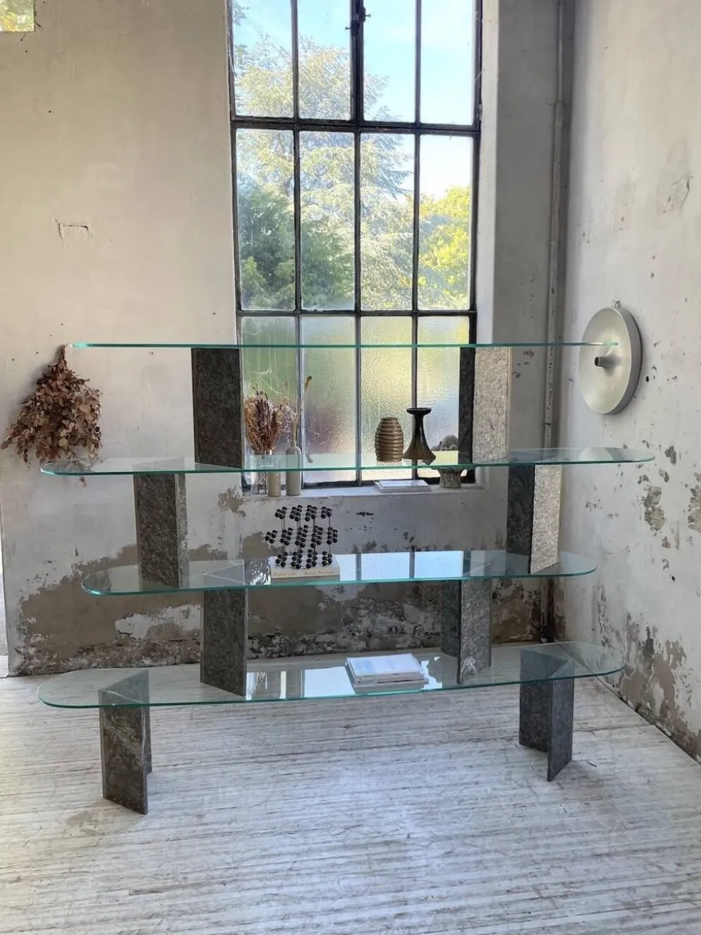 Etagère sculpture pierre et verre Roche Bobois années 70