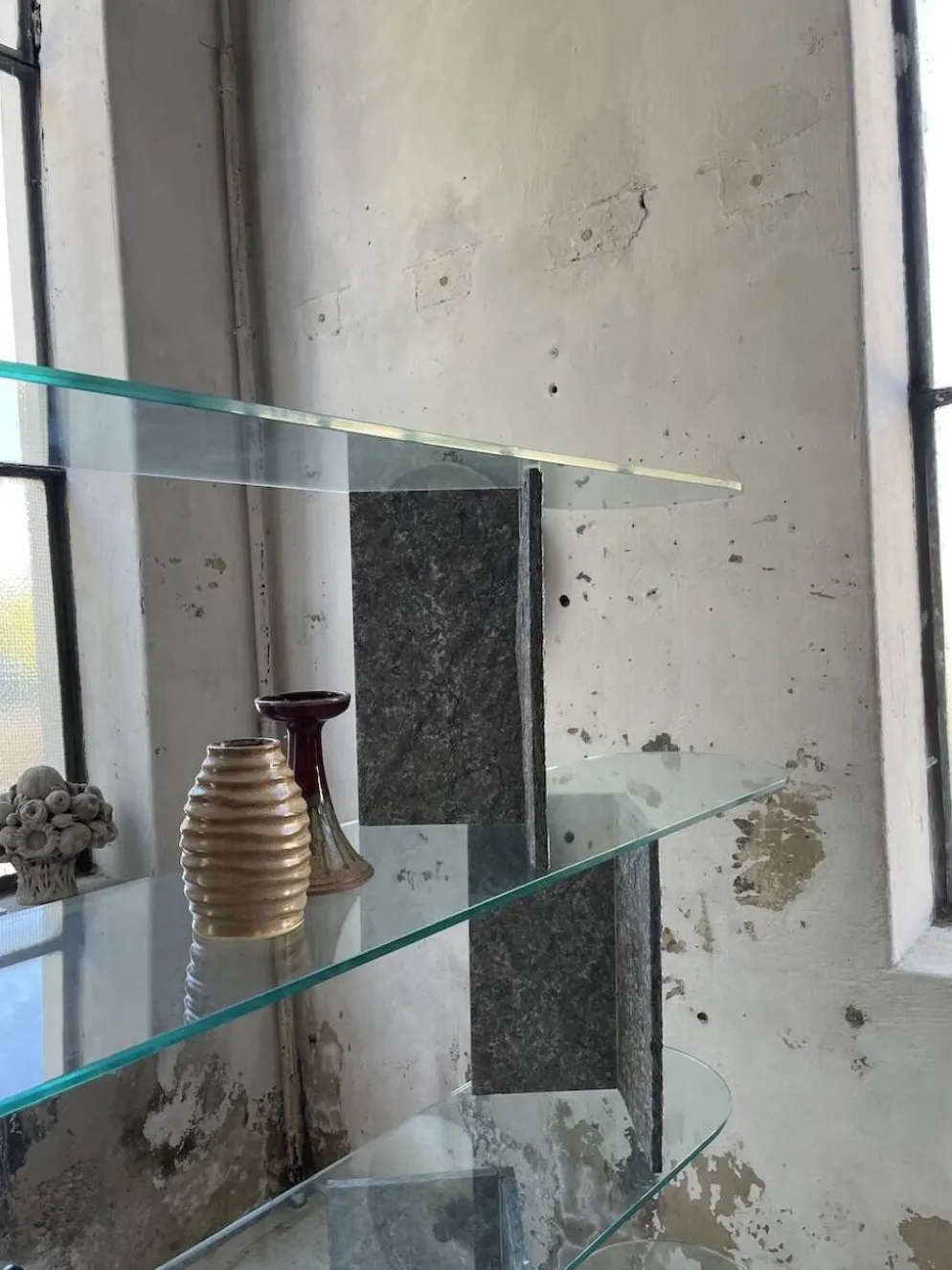 Etagère sculpture pierre et verre Roche Bobois années 70