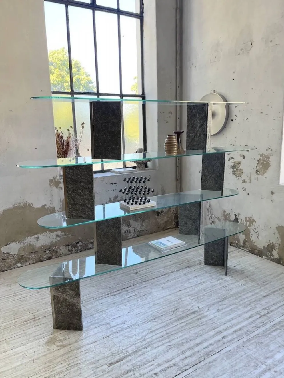 Etagère sculpture pierre et verre Roche Bobois années 70