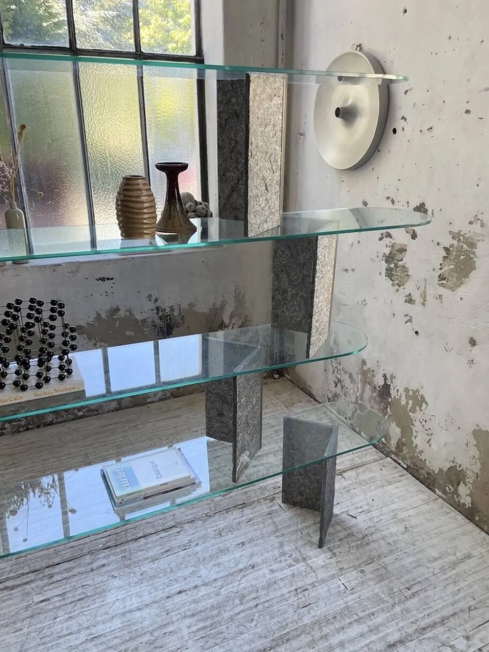 Etagère sculpture pierre et verre Roche Bobois années 70