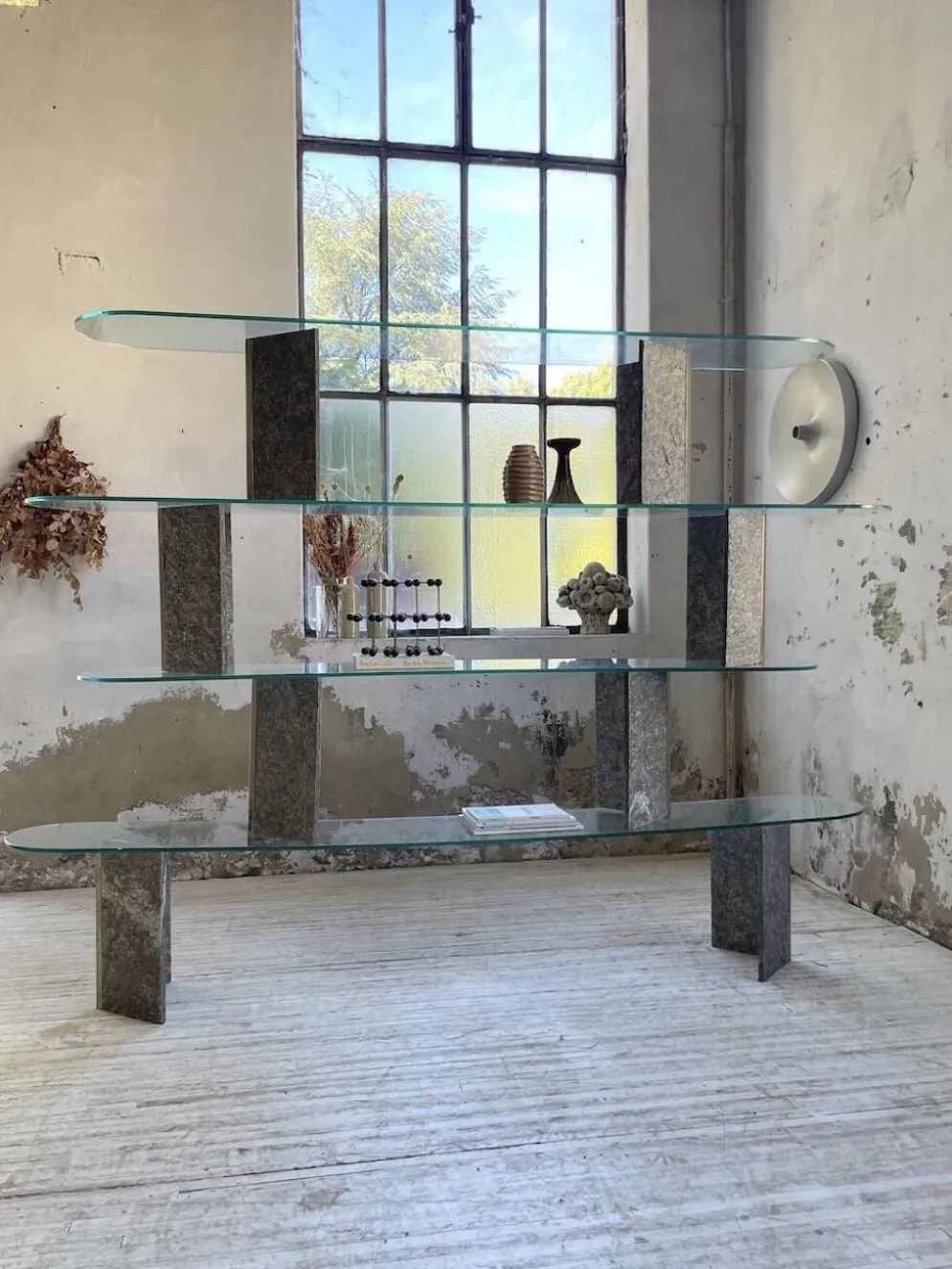 Etagère sculpture pierre et verre Roche Bobois années 70