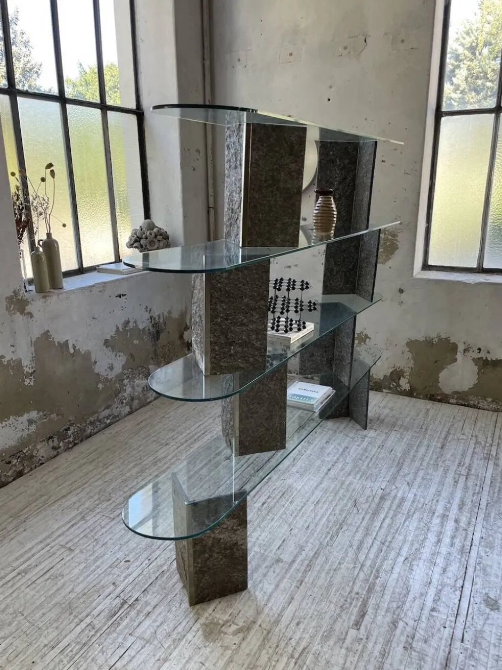 Etagère sculpture pierre et verre Roche Bobois années 70