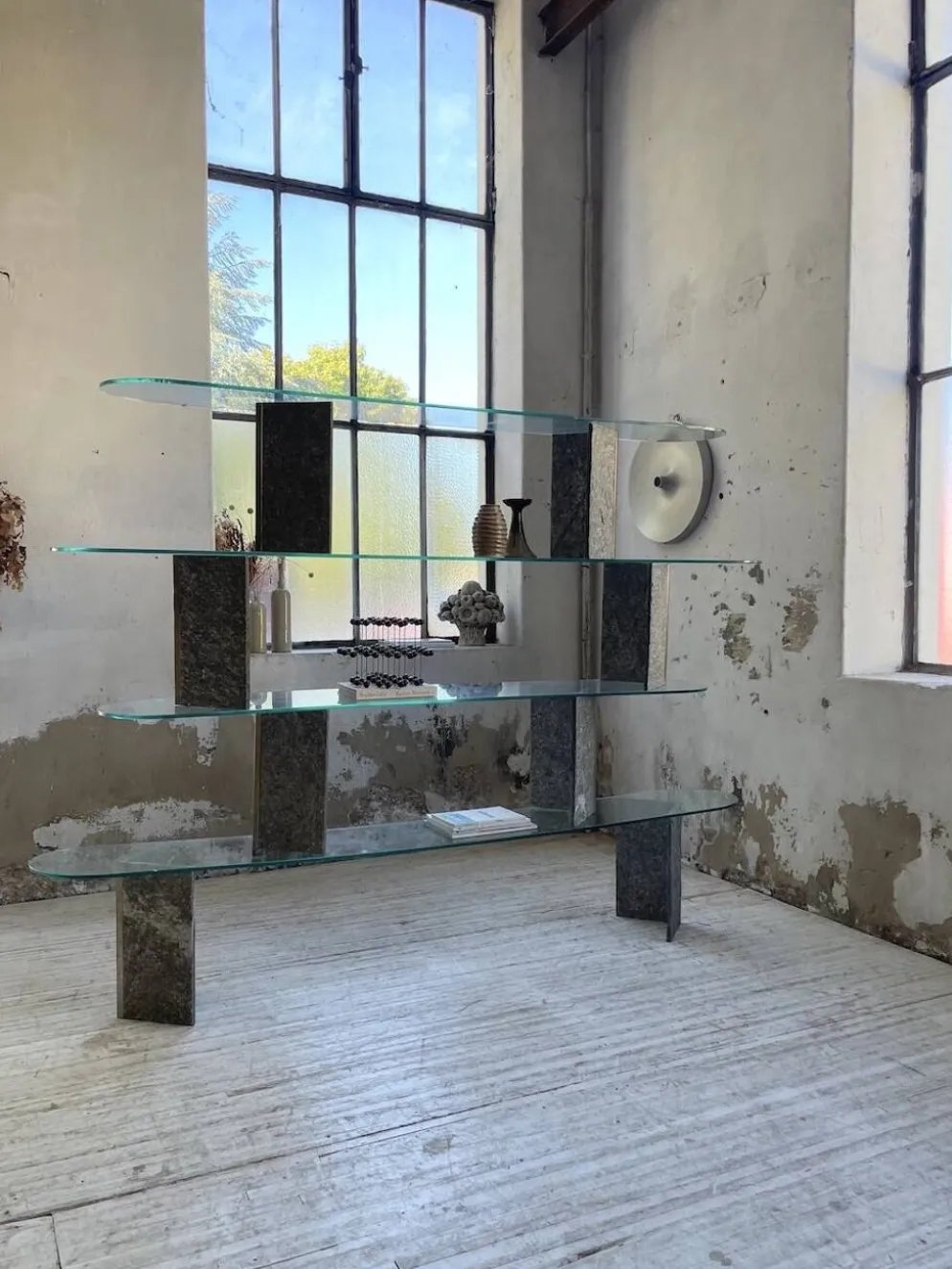 Etagère sculpture pierre et verre Roche Bobois années 70