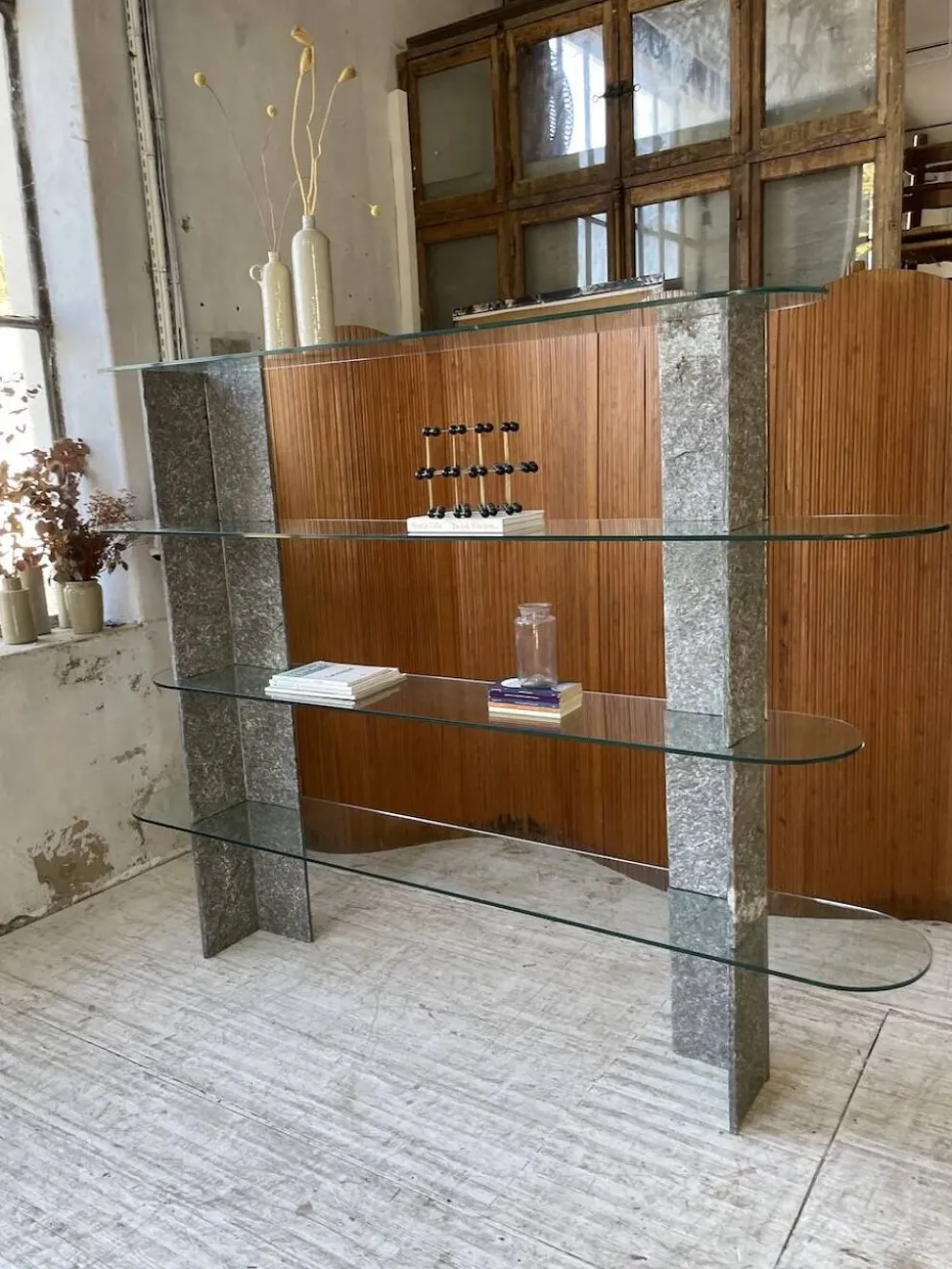 Etagère sculpture pierre et verre Roche Bobois années 70
