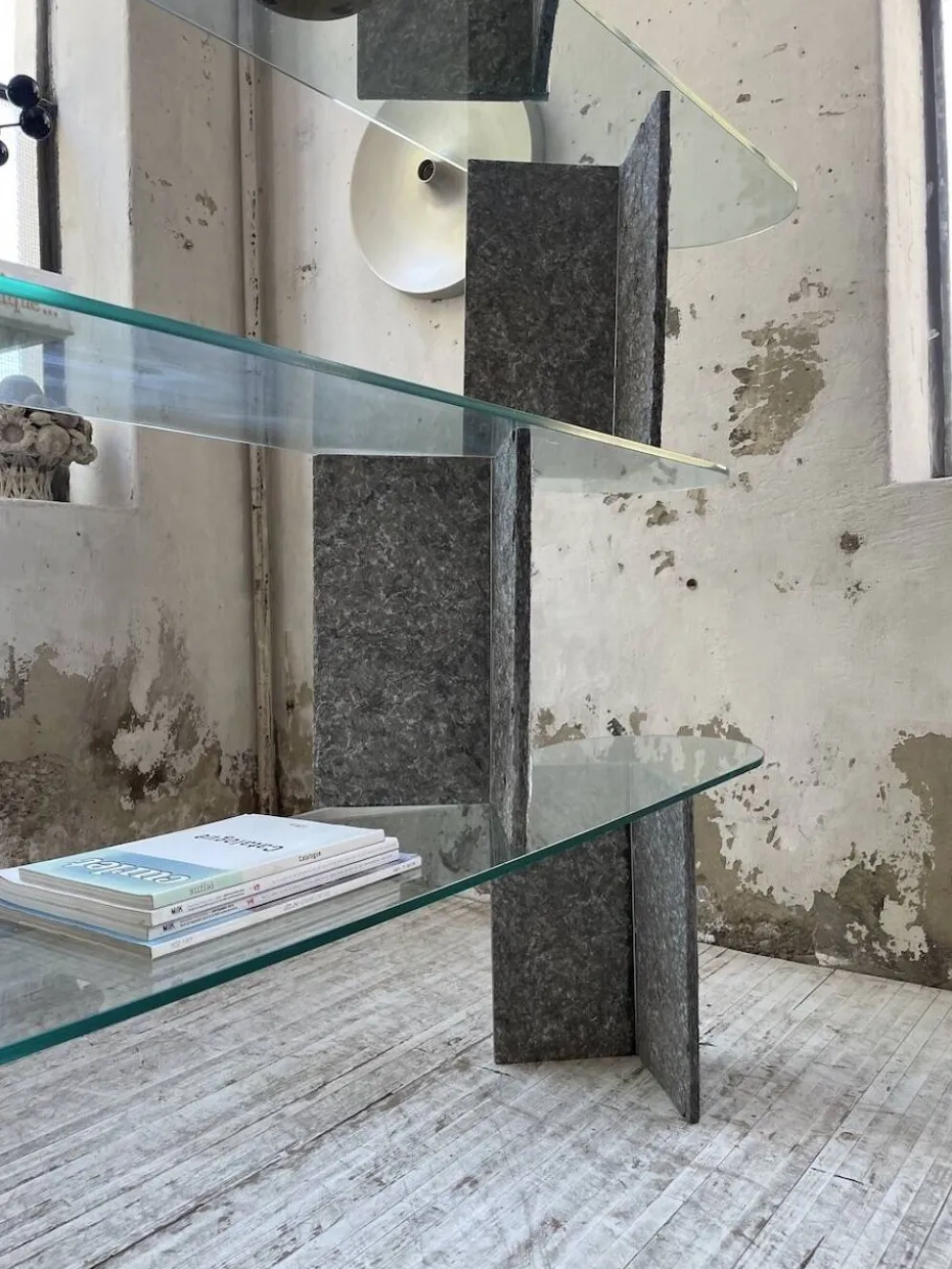 Etagère sculpture pierre et verre Roche Bobois années 70