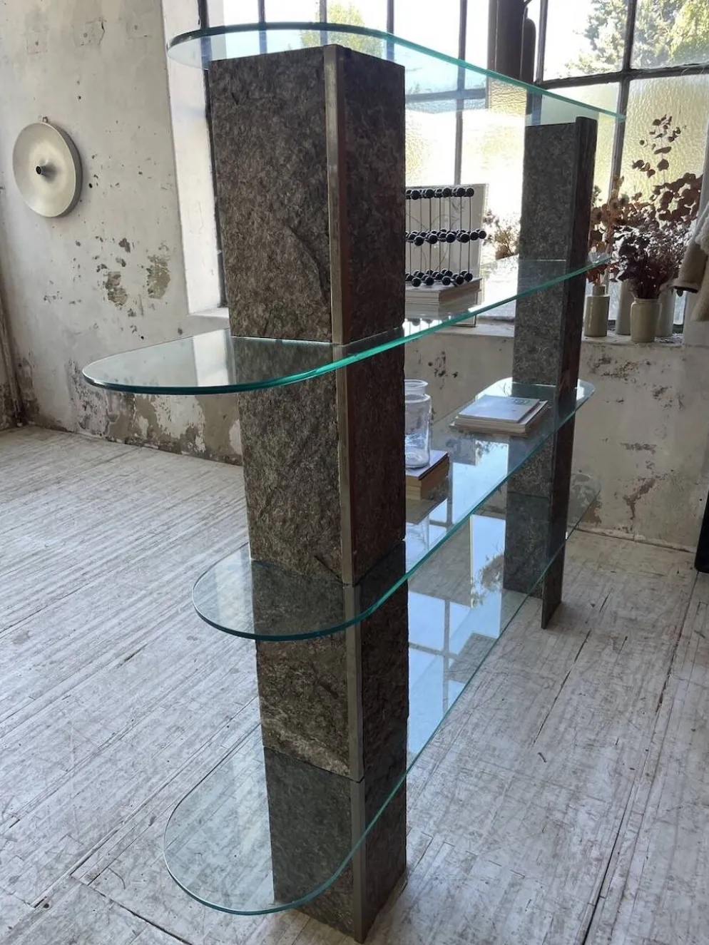 Etagère sculpture pierre et verre Roche Bobois années 70