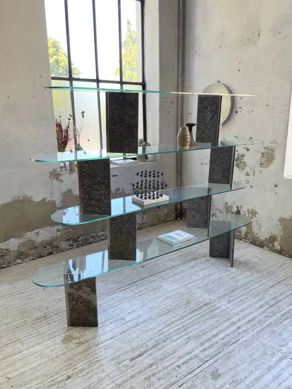 Etagère sculpture pierre et verre Roche Bobois années 70