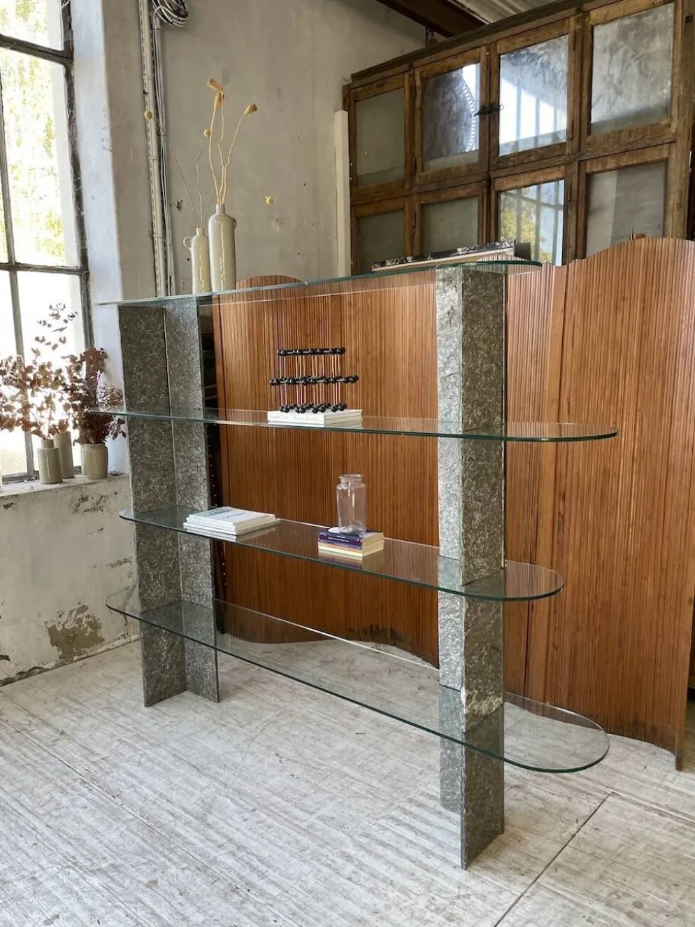 Etagère sculpture pierre et verre Roche Bobois années 70