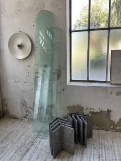Etagère sculpture pierre et verre Roche Bobois années 70