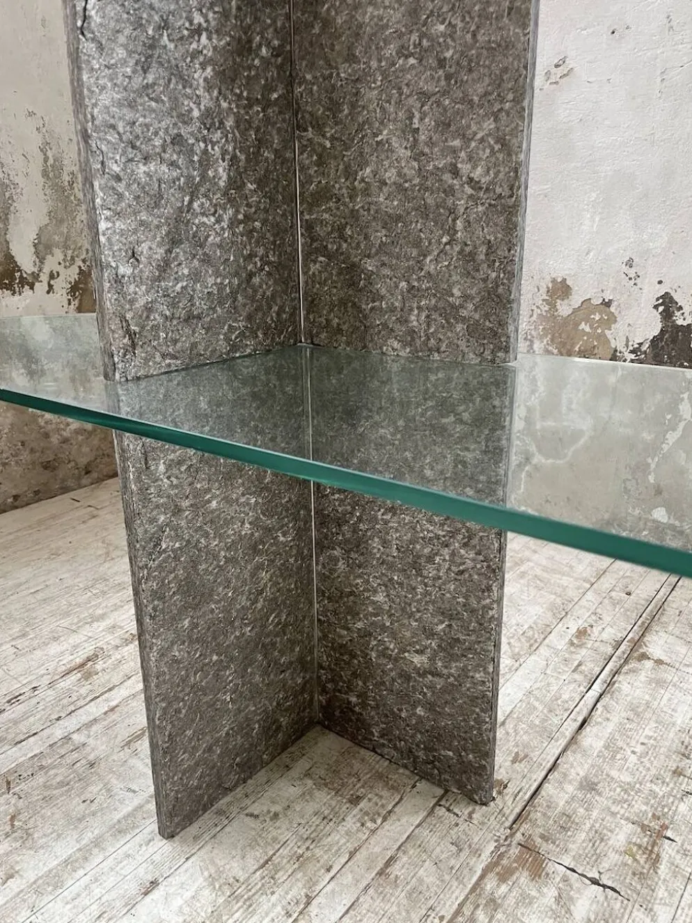 Etagère sculpture pierre et verre Roche Bobois années 70