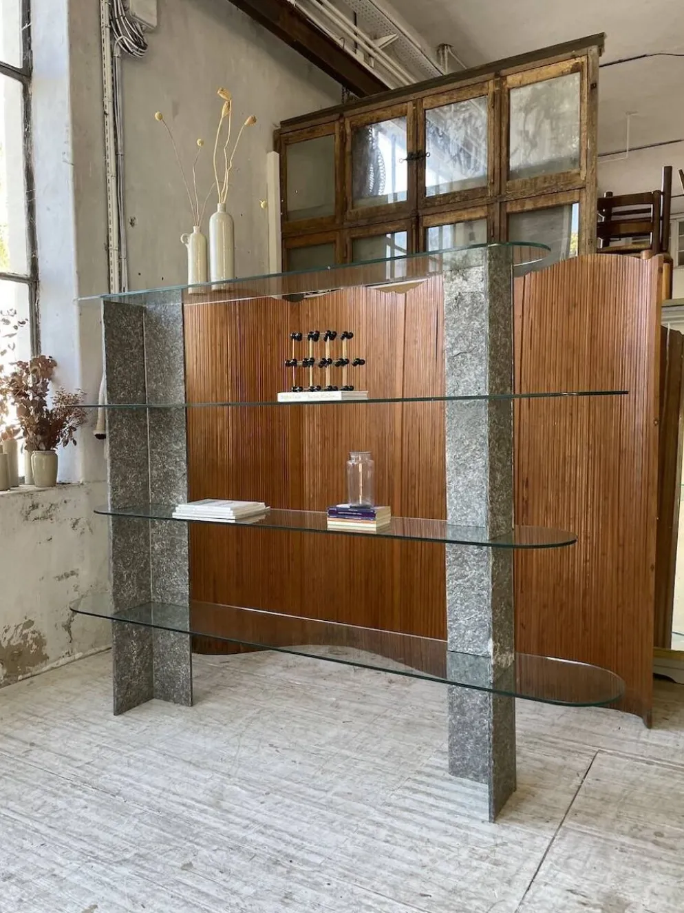 Etagère sculpture pierre et verre Roche Bobois années 70