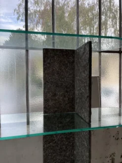 Etagère sculpture pierre et verre Roche Bobois années 70