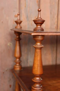 Etagère sur pieds début XXème siècle