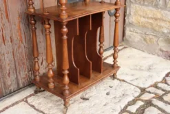 Etagère sur pieds début XXème siècle