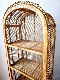 Etagère sur pieds en rotin circa 1960