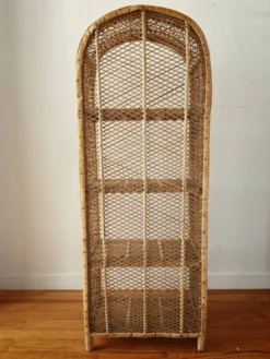 Etagère sur pieds en rotin circa 1960