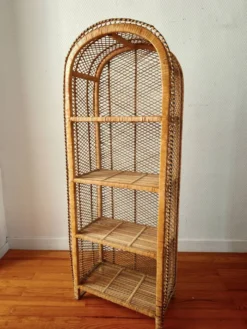 Etagère sur pieds en rotin circa 1960