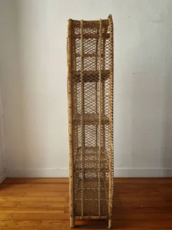 Etagère sur pieds en rotin circa 1960