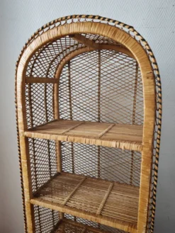 Etagère sur pieds en rotin circa 1960