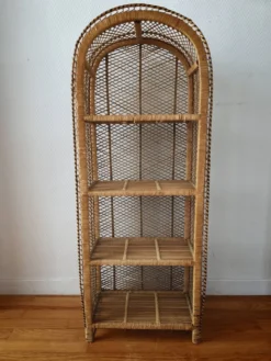 Etagère sur pieds en rotin circa 1960