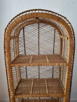 Etagère sur pieds en rotin circa 1960