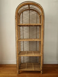 Etagère sur pieds en rotin circa 1960