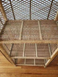 Etagère sur pieds en rotin circa 1960