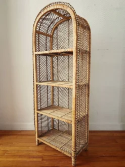 Etagère sur pieds en rotin circa 1960