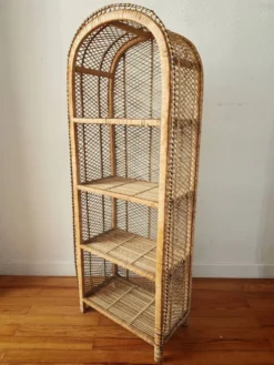 Etagère sur pieds en rotin circa 1960