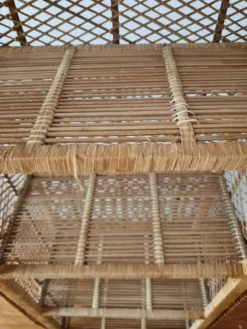 Etagère sur pieds en rotin circa 1960